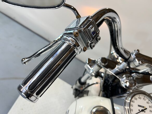 1980 Harley-Davidson Dyna Wide Glide, белый, 1500000 рублей - вид 32