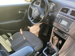 2016 Volkswagen Polo V Рестайлинг, белый, 899999 рублей, вид 2