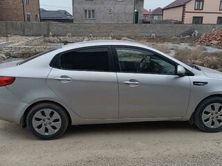 2015 Kia Rio 6-speed III, серебристый, 630000 рублей, вид 3