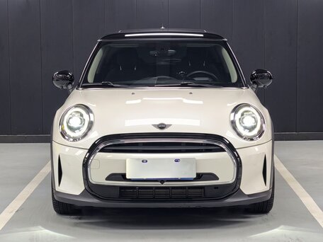 2023 Mini Hatch Cooper III (F55/F56) Рестайлинг 2, белый, 1985000 рублей, вид 1