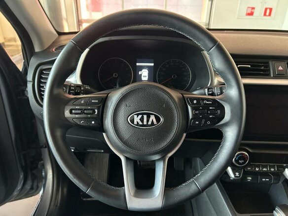 2020 Kia Rio IV Рестайлинг, серый, 1750000 рублей - вид 2