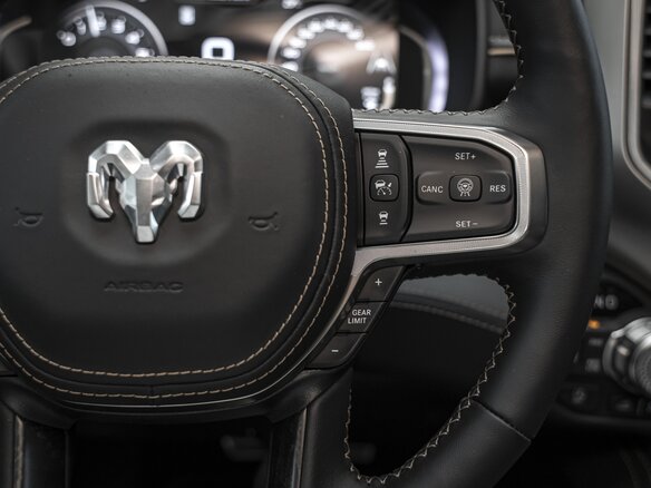 2026 Ram 1500 Crew Cab V Рестайлинг, серый, 11469084 рублей - вид 35