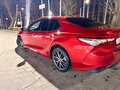 2021 Toyota Camry VIII (XV70) Рестайлинг, красный, 3000000 рублей - вид 3