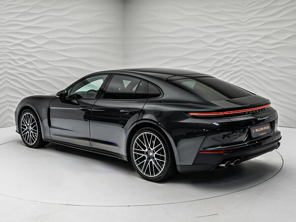 2026 Porsche Panamera 4 III, чёрный, 20499000 рублей - вид 3