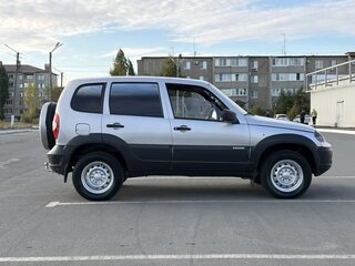 2013 Chevrolet Niva I Рестайлинг, серебристый, 550000 рублей, вид 3