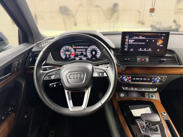 2021 Audi Q5 45 TFSI II (FY) Рестайлинг, синий, 3690000 рублей - вид 5