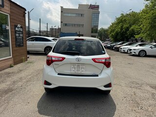 2018 Toyota Vitz III (XP130) Рестайлинг, белый, 1059000 рублей, вид 3