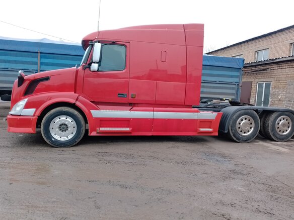 2003 Volvo VNL, красный, 5500000 рублей - вид 30