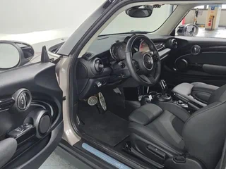 2023 Mini Hatch Cooper III (F55/F56) Рестайлинг 2, бежевый, 1980000 рублей, вид 5