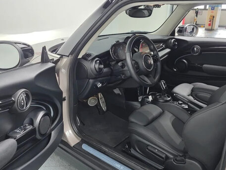 2023 Mini Hatch Cooper III (F55/F56) Рестайлинг 2, бежевый, 1980000 рублей, вид 5
