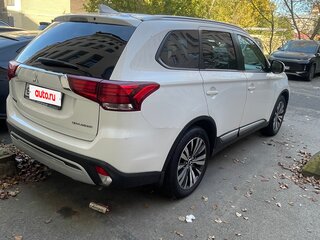 2019 Mitsubishi Outlander III Рестайлинг 3, белый, 1850000 рублей, вид 4