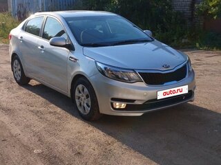 2017 Kia Rio III Рестайлинг, серебристый, 930000 рублей, вид 3