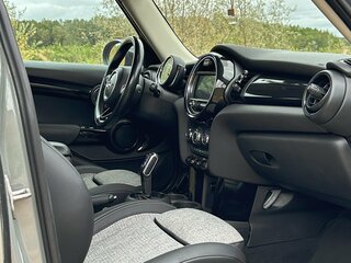 2019 Mini Hatch Cooper III (F55/F56) Рестайлинг, серый, 1600000 рублей, вид 5