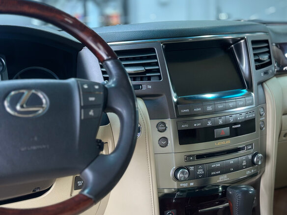 2010 Lexus LX 570 III, белый, 3400000 рублей - вид 21