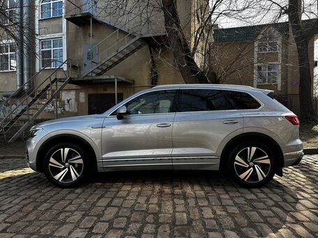 2020 Volkswagen Touareg III, серебристый, 5350000 рублей, вид 5