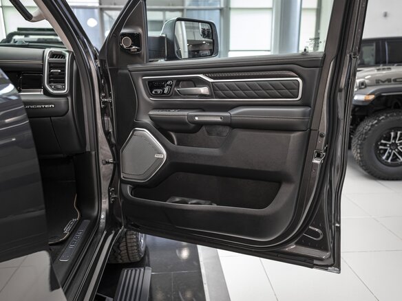 2026 Ram 1500 Crew Cab V Рестайлинг, серый, 11469084 рублей - вид 23