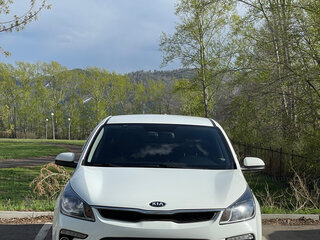 2019 Kia Rio IV, белый, 1490000 рублей, вид 4