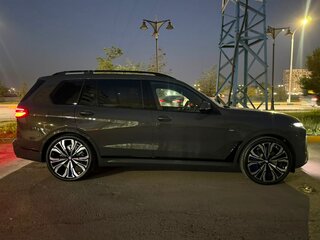 2026 BMW X7 40i I (G07) Рестайлинг, серый, 18590000 рублей, вид 3