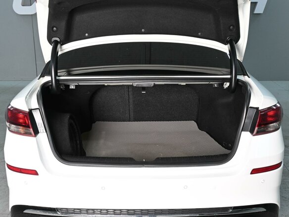 2019 Kia Optima IV Рестайлинг, белый - вид 21