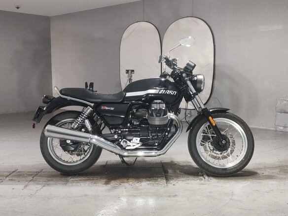 2023 Moto Guzzi V 7, чёрный, 839000 рублей