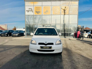 2001 Toyota Vitz I (P10), белый, 579999 рублей, вид 3