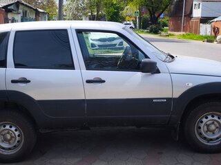 2018 Chevrolet Niva I Рестайлинг, серебристый, 750000 рублей, вид 4