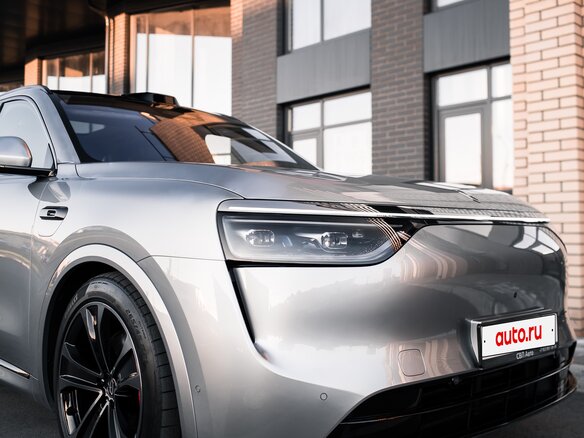 2025 Aito M8 53.4 kWh I, серебристый, 8000000 рублей - вид 4