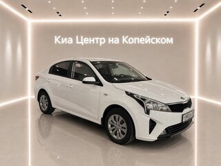 2021 Kia Rio IV Рестайлинг, белый, 1645000 рублей, вид 2