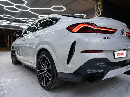 2022 BMW X6 40i III (G06), белый, 7796000 рублей, вид 3