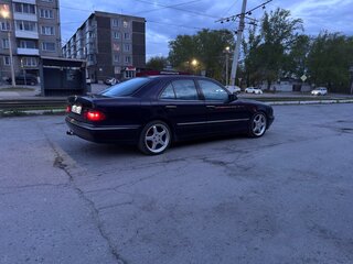 2001 Mercedes-Benz E-Класс 240 II (W210, S210) Рестайлинг, фиолетовый, 850000 рублей, вид 3