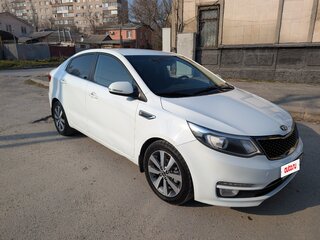 2016 Kia Rio III Рестайлинг, белый, 1105000 рублей, вид 3