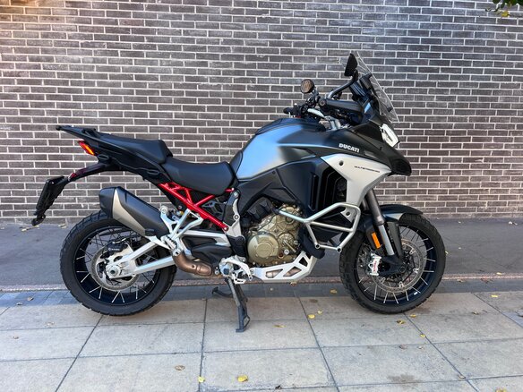 2021 Ducati Multistrada V4, серый, 2000000 рублей - вид 1