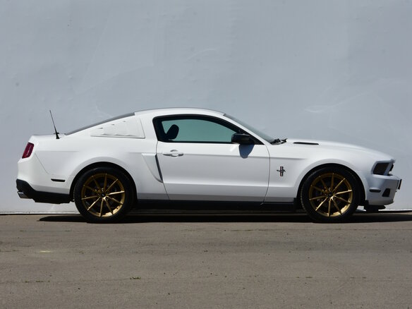 2011 Ford Mustang V Рестайлинг, белый, 1750000 рублей - вид 5
