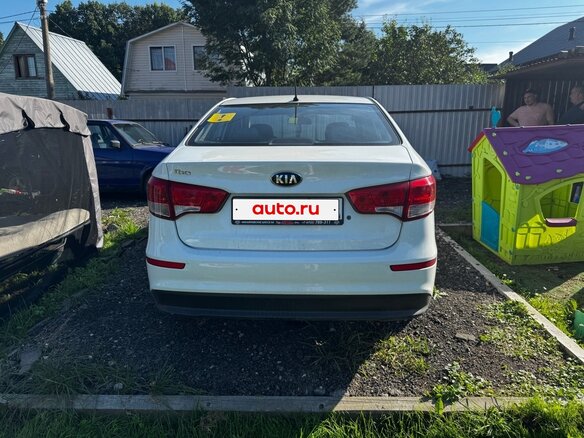 2015 Kia Rio III Рестайлинг, белый, 750000 рублей - вид 5