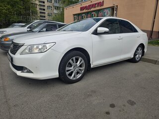 2013 Toyota Camry VII (XV50), белый, 1370000 рублей, вид 1