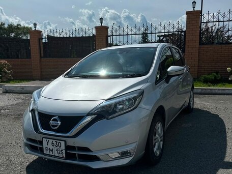 2020 Nissan Note II Рестайлинг, серебристый, 810000 рублей, вид 2