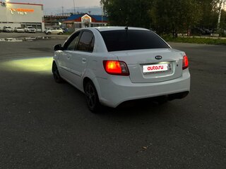 2010 Kia Rio II Рестайлинг, белый, 320000 рублей, вид 1