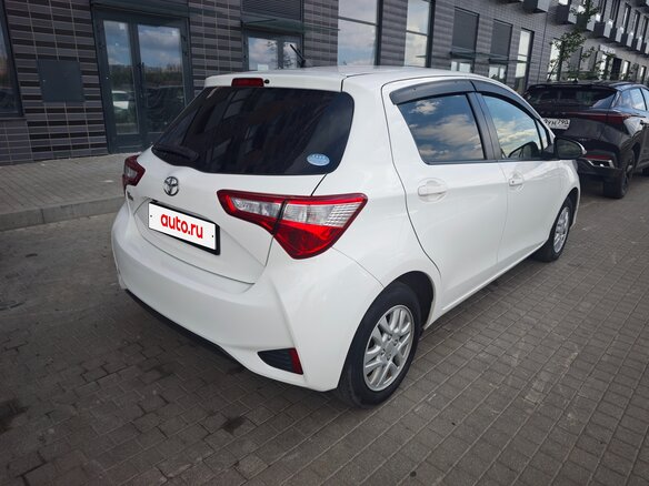 2017 Toyota Vitz III (XP130) Рестайлинг 2, белый, 980000 рублей - вид 5