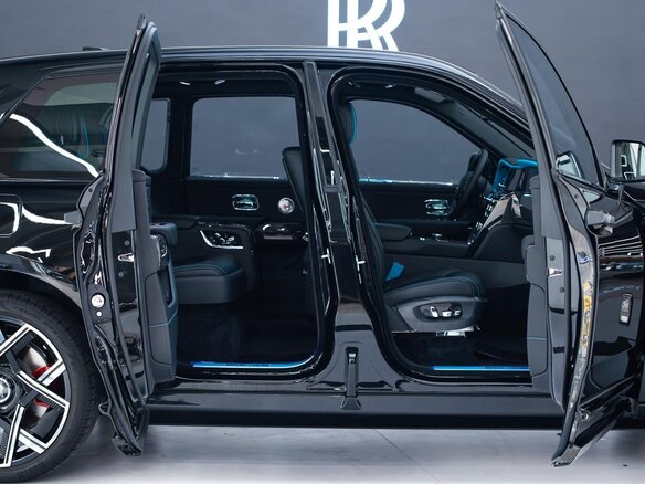 2026 Rolls-Royce Cullinan Black Badge I Рестайлинг (Series II), чёрный, 50000000 рублей - вид 23