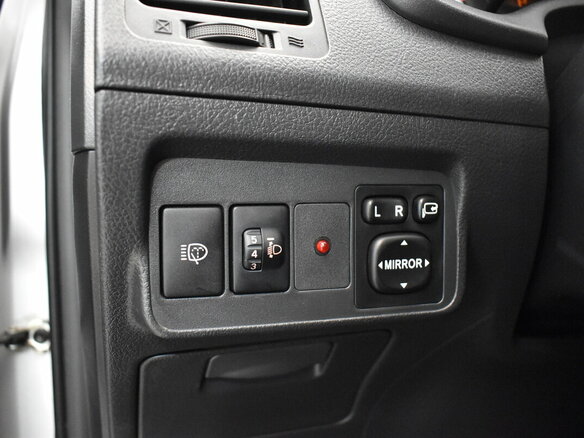 2010 Toyota Corolla X (E140, E150) Рестайлинг, серебристый - вид 9