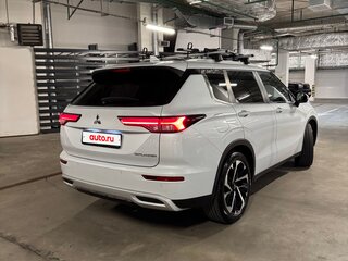 2022 Mitsubishi Outlander IV, белый, 3800000 рублей, вид 5