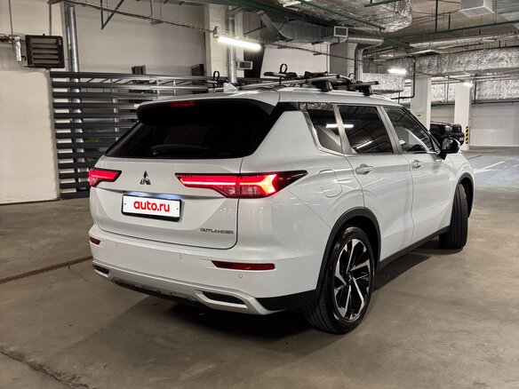 2022 Mitsubishi Outlander IV, белый, 3800000 рублей - вид 4