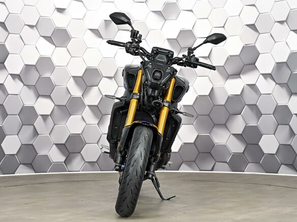 2023 Yamaha MT-09 (FZ-09), серебристый, 1199000 рублей - вид 4