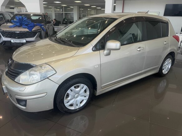 2010 Nissan Tiida I Рестайлинг, серебристый
