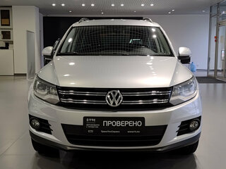 2016 Volkswagen Tiguan I Рестайлинг, серебристый, 1097000 рублей, вид 2