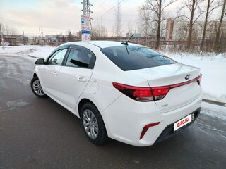 2019 Kia Rio IV, белый, 985000 рублей, вид 3