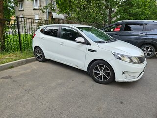 2014 Kia Rio 6-speed III, белый, 650000 рублей, вид 3