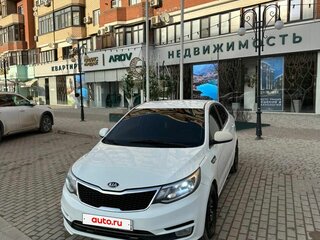 2016 Kia Rio III Рестайлинг, белый, 595000 рублей, вид 3