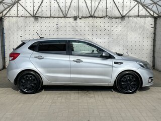 2017 Kia Rio III Рестайлинг, серебристый, 870000 рублей, вид 4