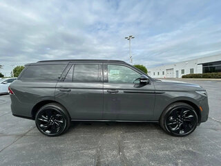 2025 Lincoln Navigator V, серый, 16817876 рублей, вид 4
